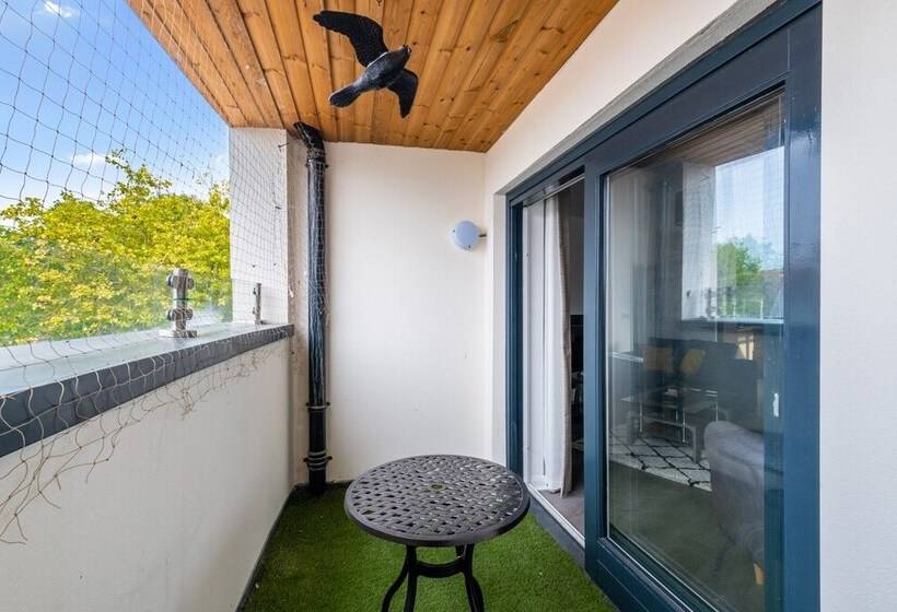 Town Center 2 Bed Serviced Apartment 08 With Parking, Surbiton By 360stays