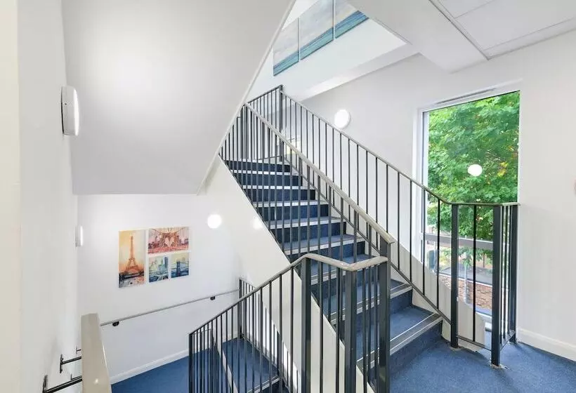 Town Center 2 Bed Serviced Apartment 08 With Parking, Surbiton By 360stays