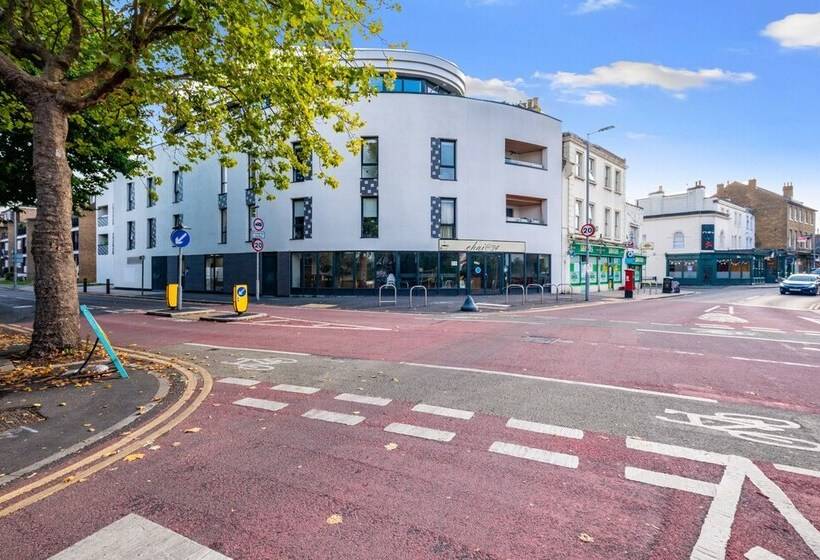 Town Center 2 Bed Serviced Apartment 08 With Parking, Surbiton By 360stays