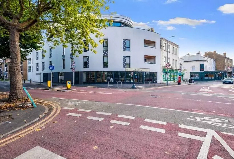 Town Center 2 Bed Serviced Apartment 08 With Parking, Surbiton By 360stays
