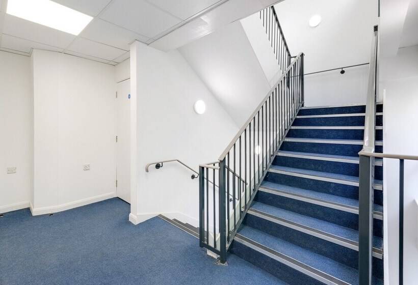 Town Center 2 Bed Serviced Apartment 08 With Parking, Surbiton By 360stays