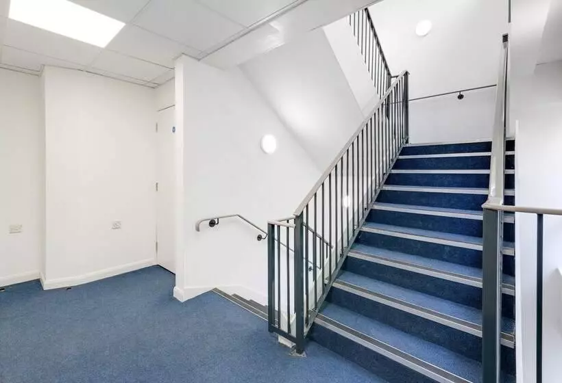 Town Center 2 Bed Serviced Apartment 08 With Parking, Surbiton By 360stays
