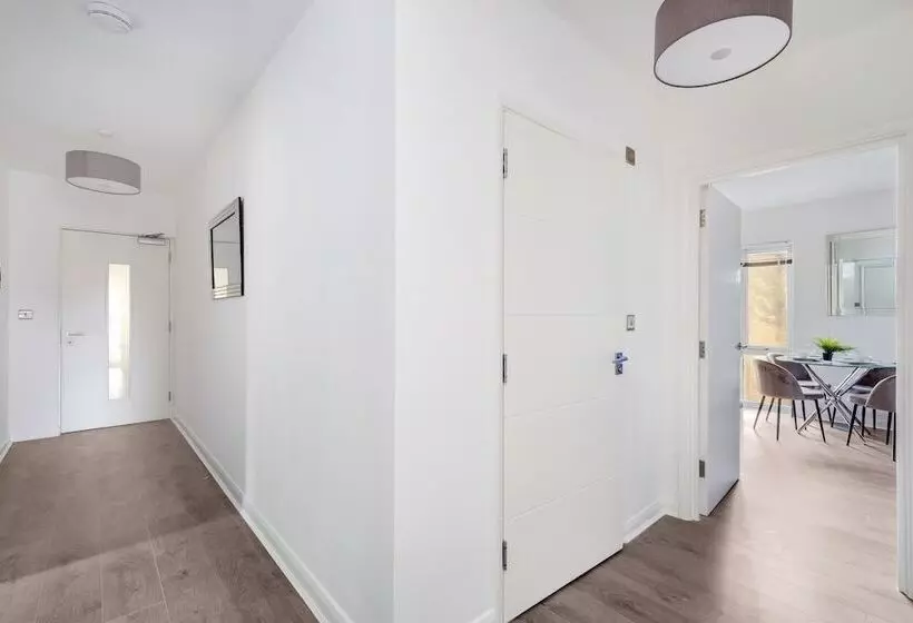 Town Center 2 Bed Serviced Apartment 08 With Parking, Surbiton By 360stays