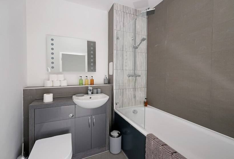 Town Center 2 Bed Serviced Apartment 08 With Parking, Surbiton By 360stays