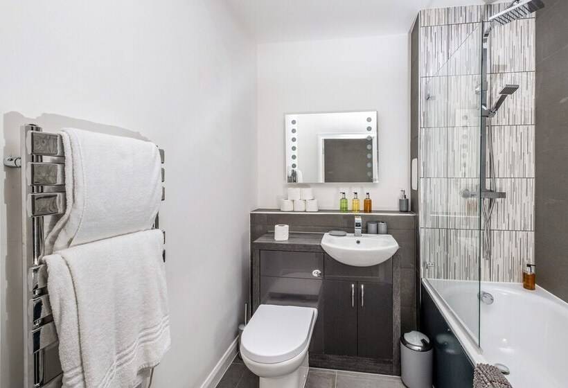 Town Center 2 Bed Serviced Apartment 08 With Parking, Surbiton By 360stays