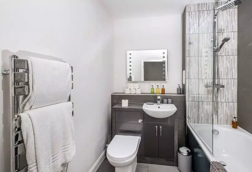 Town Center 2 Bed Serviced Apartment 08 With Parking, Surbiton By 360stays