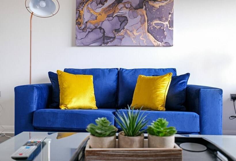 Town Center 2 Bed Serviced Apartment 08 With Parking, Surbiton By 360stays