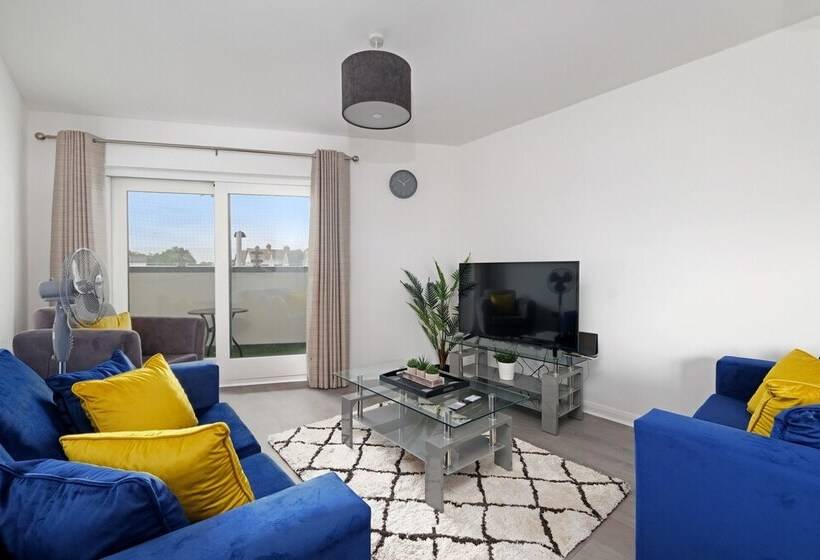 Town Center 2 Bed Serviced Apartment 08 With Parking, Surbiton By 360stays