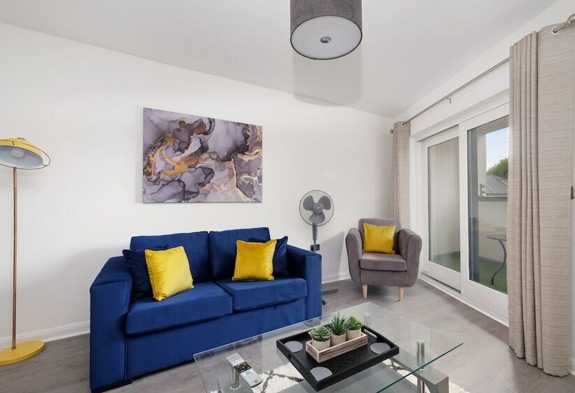 Town Center 2 Bed Serviced Apartment 08 With Parking, Surbiton By 360stays