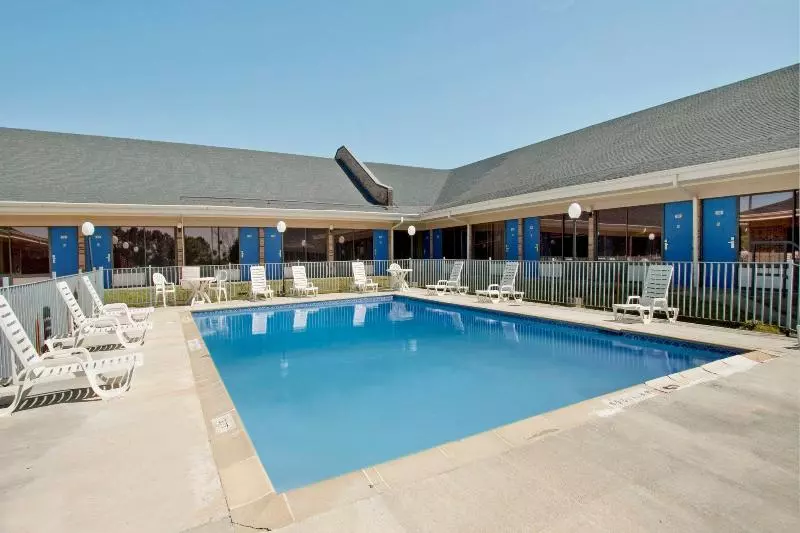 Отель Americas Best Value Inn Forest