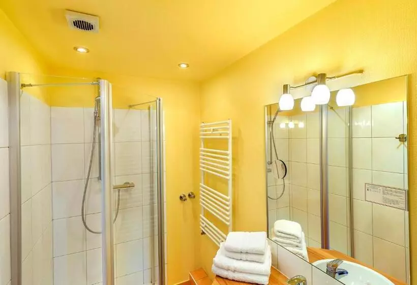 Отель Beachside