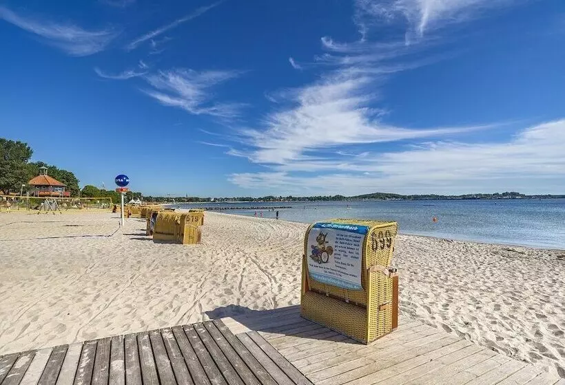 Отель Beachside