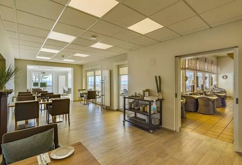 Отель Beachside