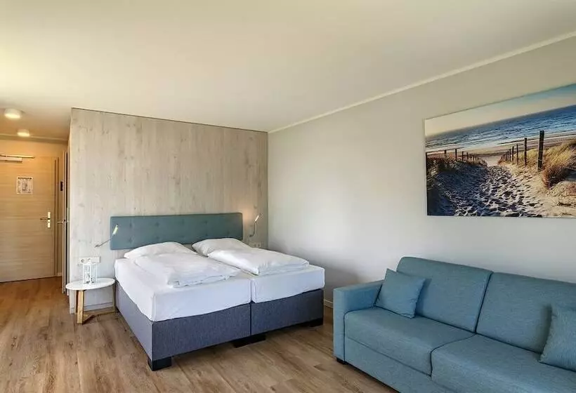 Отель Beachside