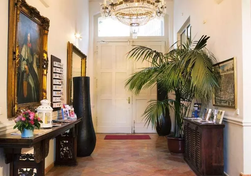 هتل The Gate Garden