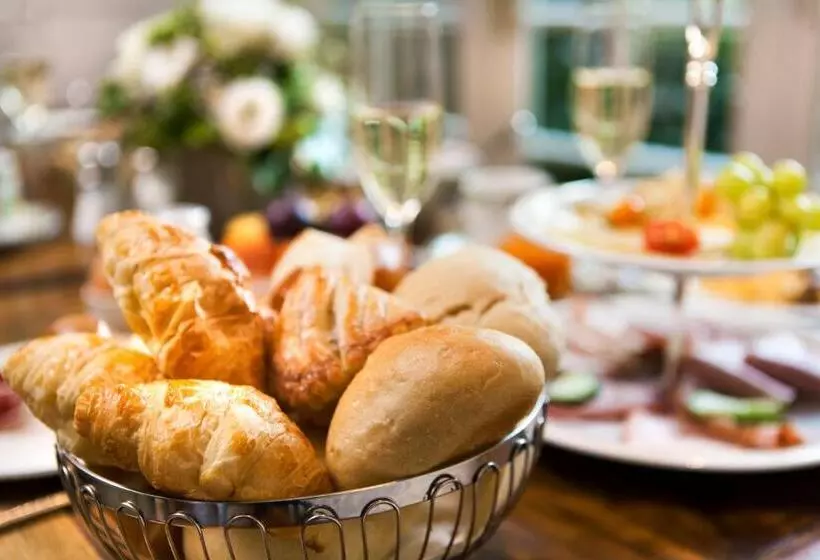 هتل The Gate Garden