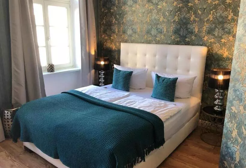 هتل The Gate Garden