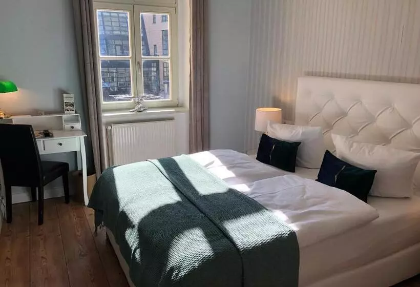 هتل The Gate Garden