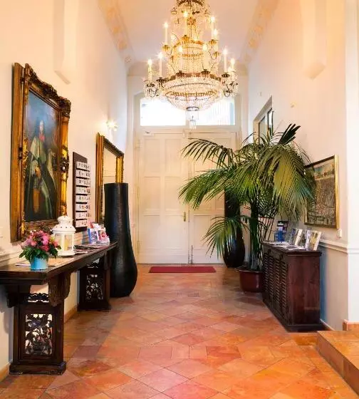 هتل The Gate Garden