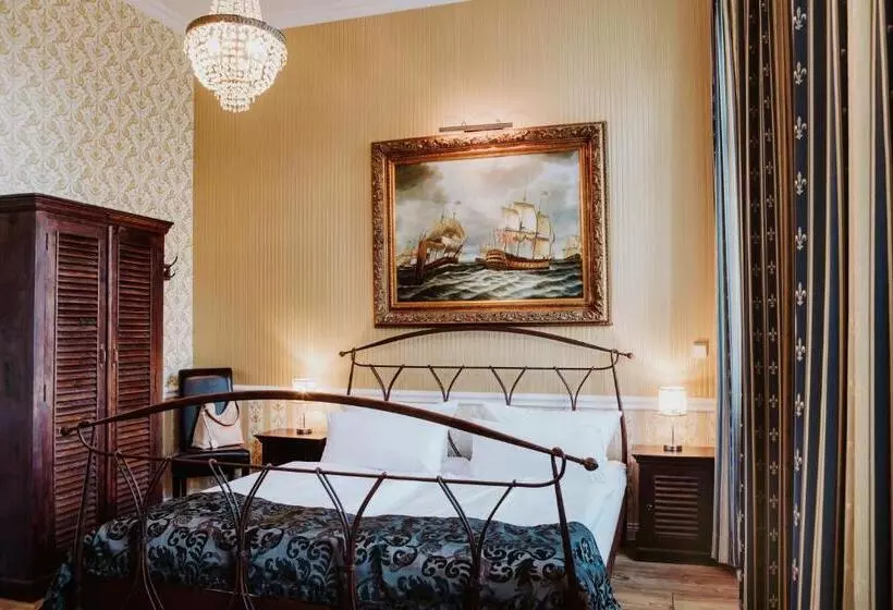 هتل The Gate Garden