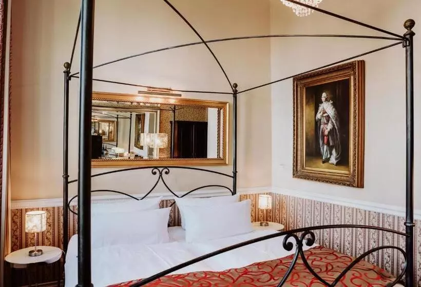 هتل The Gate Garden