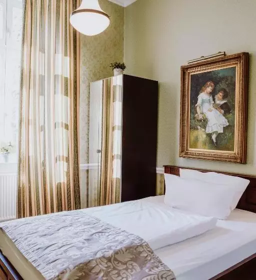 هتل The Gate Garden