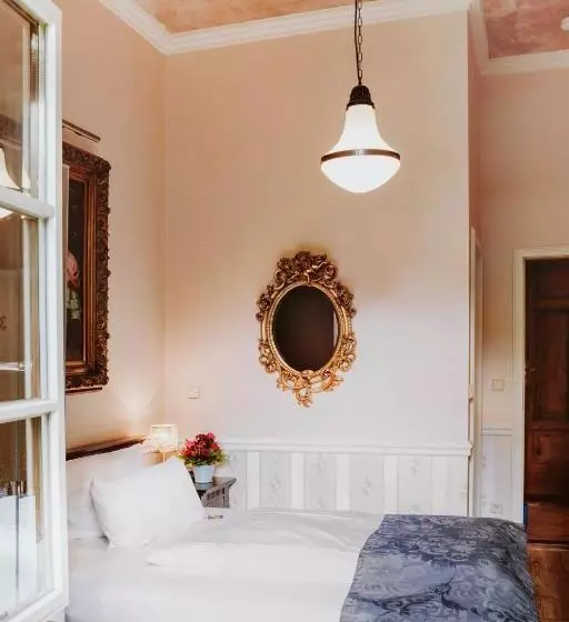 هتل The Gate Garden