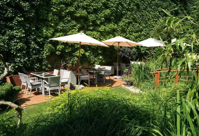 هتل The Gate Garden