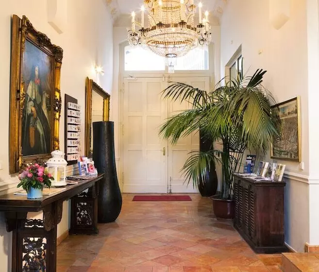 هتل The Gate Garden