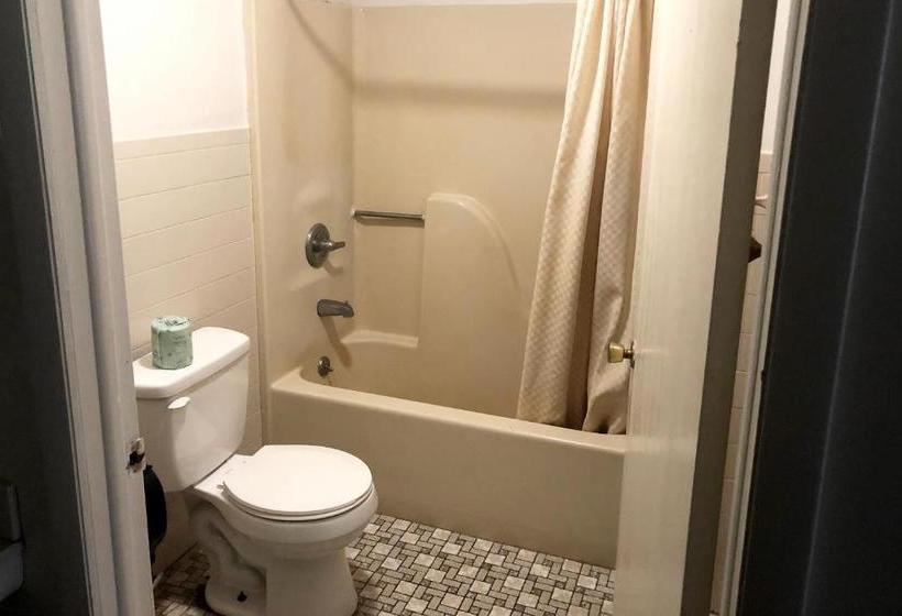 בית מלון כפרי Red Carpet Inn Coxsackie