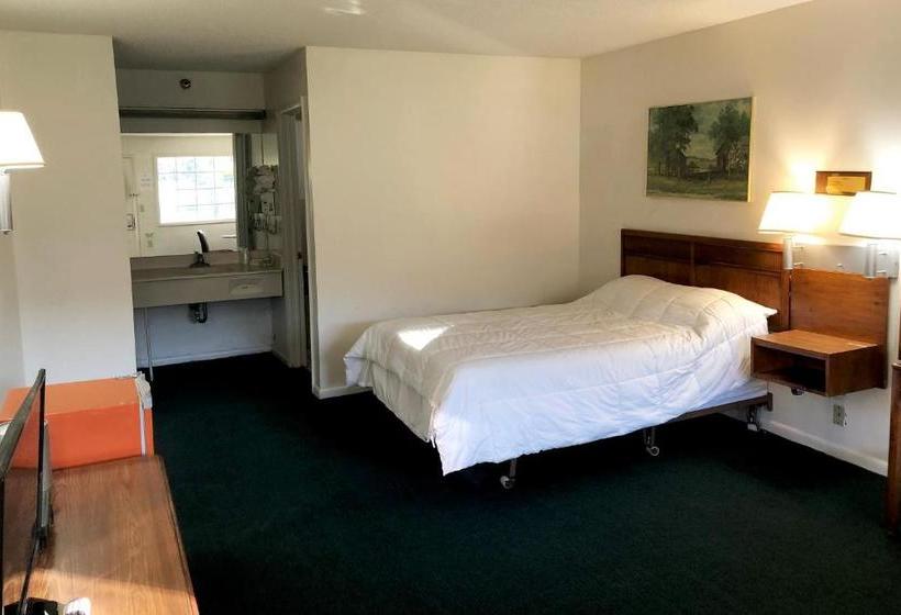 בית מלון כפרי Red Carpet Inn Coxsackie