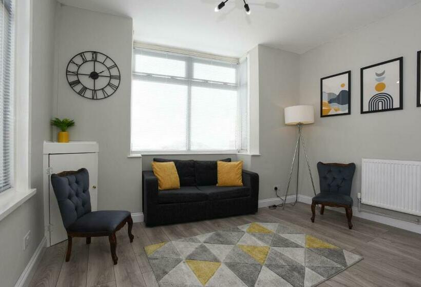 Fully Refurbed : Driveway : Hottub : Central Location