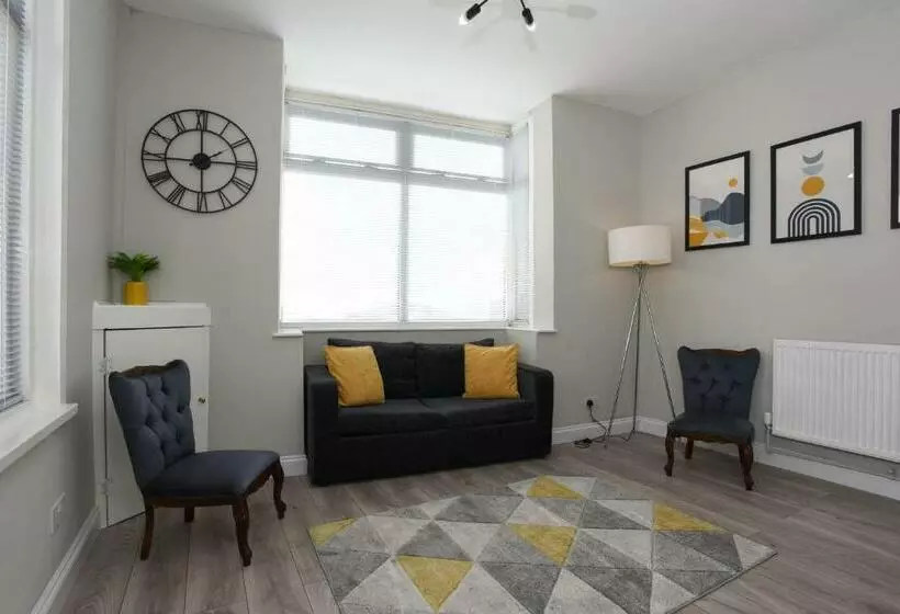 Fully Refurbed : Driveway : Hottub : Central Location