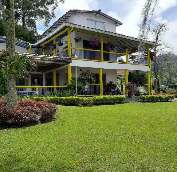 Las Aves De Paraiso Farm