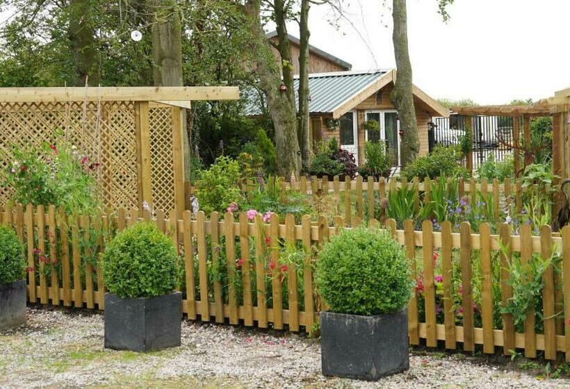 Stunning 2 Bedroom Log Cabin