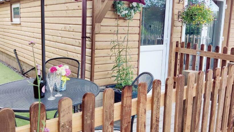 Stunning 2 Bedroom Log Cabin