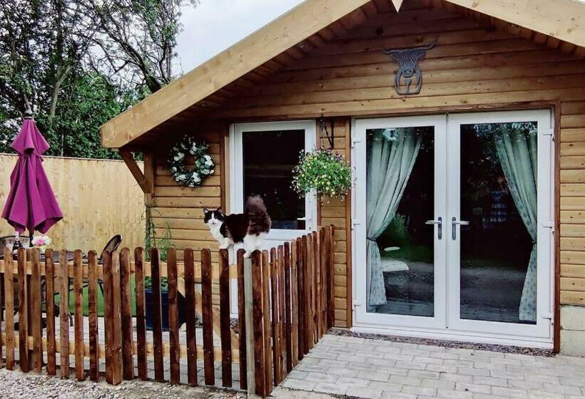 Stunning 2 Bedroom Log Cabin