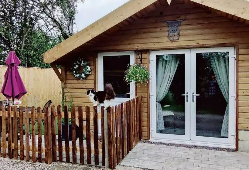 Stunning 2 Bedroom Log Cabin