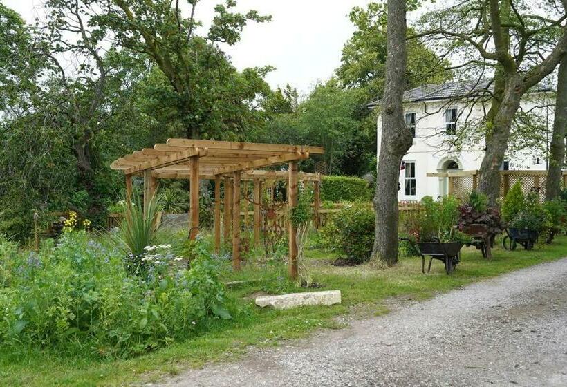 Stunning 2 Bedroom Log Cabin