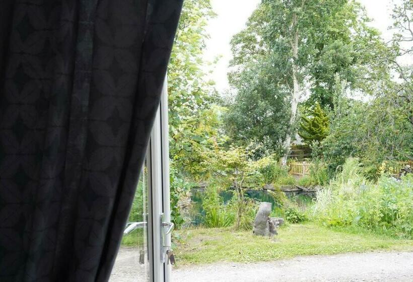 Stunning 2 Bedroom Log Cabin