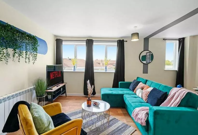 30 Percent Off! Modern And Stylish Gem Of Southampton