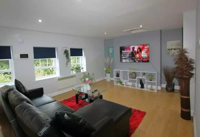 Charming 2 Bed 2 Bath Flat & Parking By Cozynest