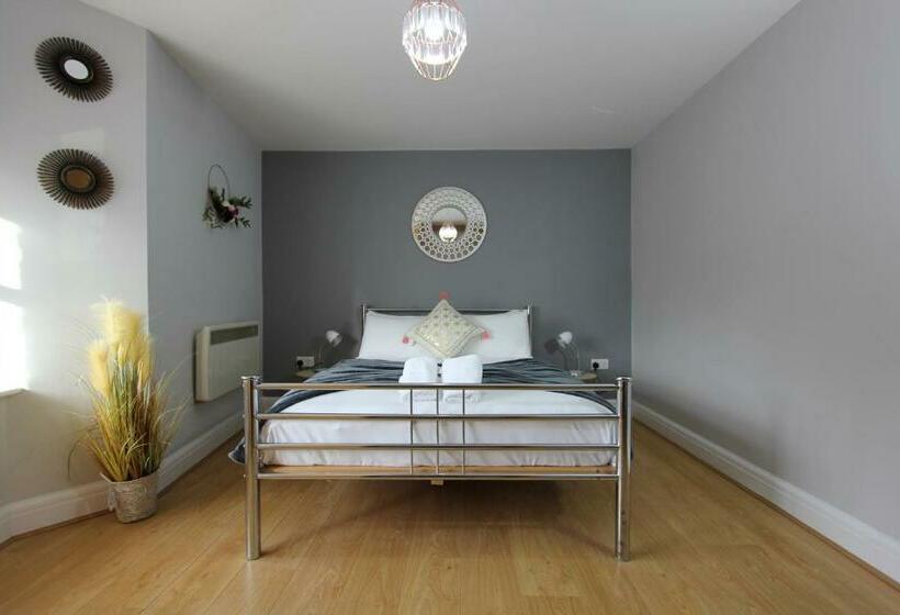 Charming 2 Bed 2 Bath Flat & Parking By Cozynest