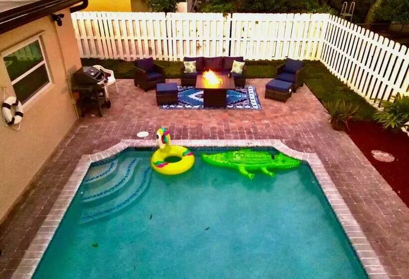 Home In West Palm Beach With Heated Pool