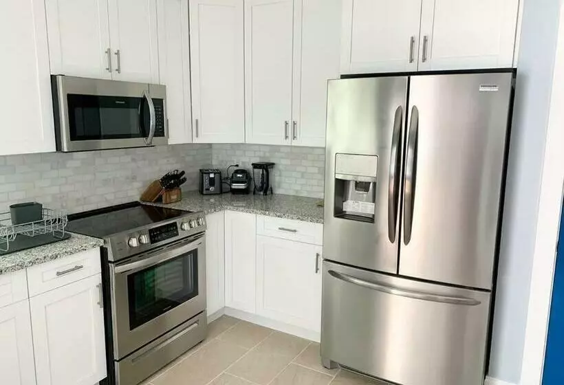 Home In West Palm Beach With Heated Pool