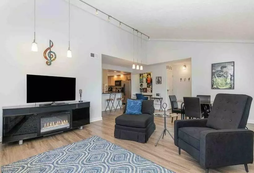 Large, Stunning Elvis Themed Condo,10 Min From Cvg