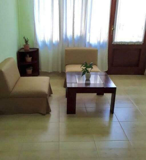 Monoambiente Con Cocina Exterior Y Estacionamiento