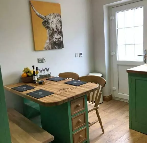 Hedgehog Cottage With Garden In Bronte Village!