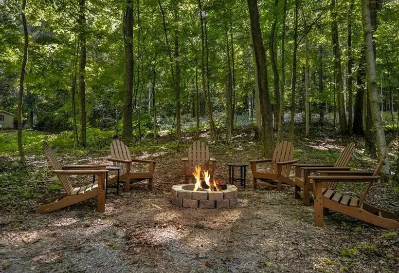 Modern Decor, Hot Tub, Fire Pit, Grill, & Games