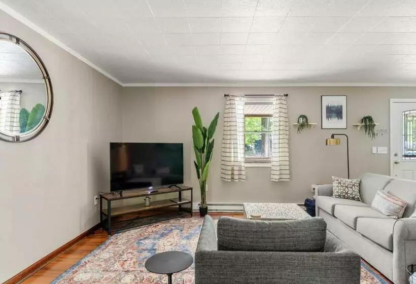 Modern Decor, Hot Tub, Fire Pit, Grill, & Games